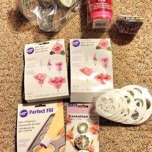 Wilton cake/cupcake decorating set. New